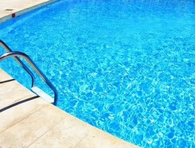 Προσοχή: Τι μπορεί να κολλήσετε από πισίνα ή τζακούζι
